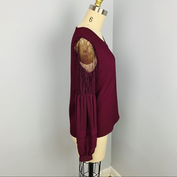 Express V-Neck Lace Sleeve Talk - Picture 5 of 8